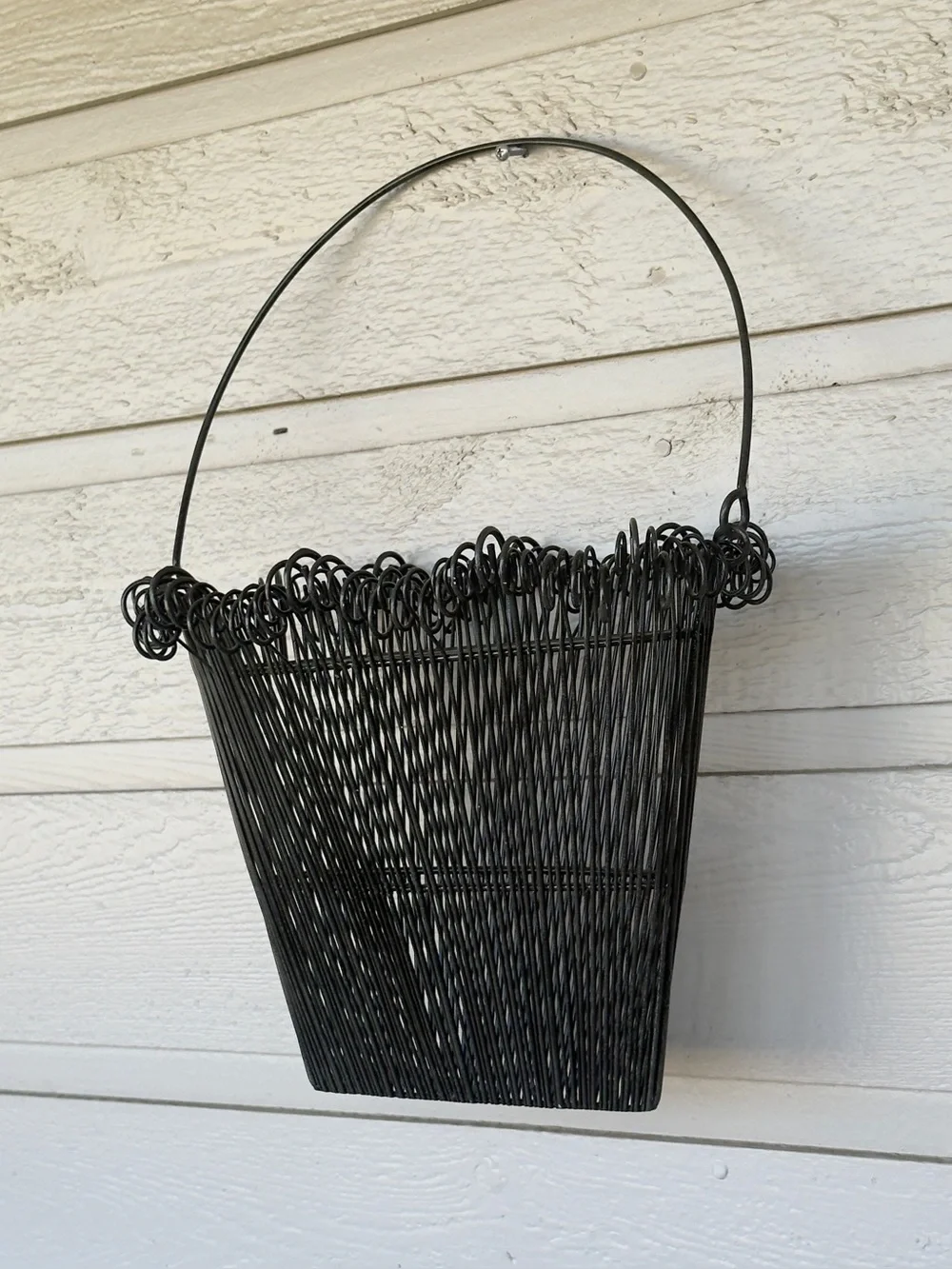 Black Metal Wire Wall Pocket Vase Planter/ Basket Organizer Whimsical Twirly Rim